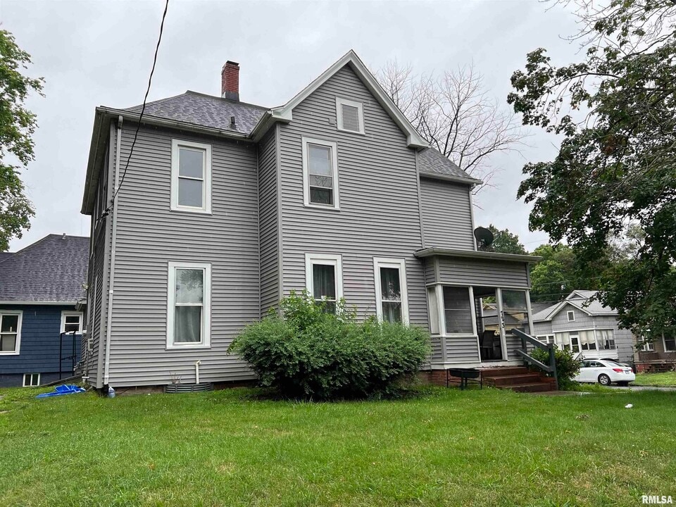 723 W Armstrong Ave in Peoria, IL - Building Photo