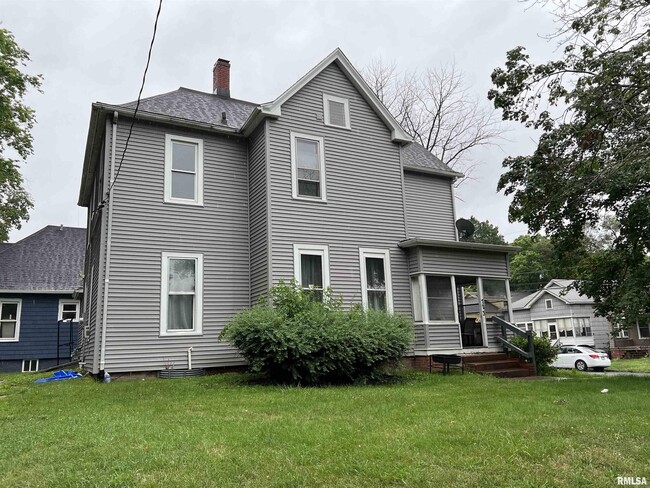 property at 723 W Armstrong Ave