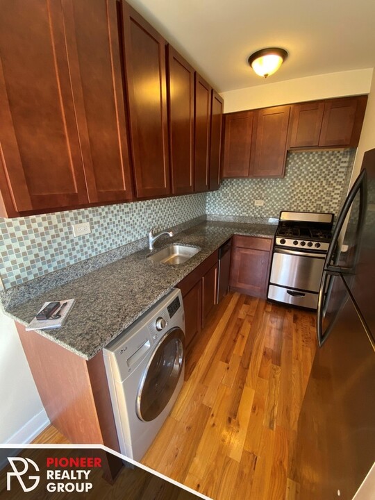 556 W Arlington Pl, Unit 2 in Chicago, IL - Foto de edificio