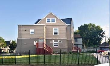 Oakland Square in Minneapolis, MN - Building Photo - Building Photo