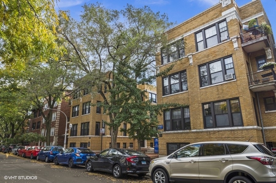 723 W Barry Ave, Unit S in Chicago, IL - Building Photo