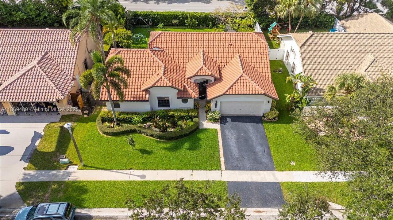10900 NW 18th Ct in Plantation, FL - Building Photo