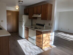 Churchill Downs Apartments in Portland, OR - Building Photo - Building Photo