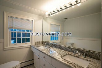 40 Puddingstone Ln, Unit 1 in Newton, MA - Foto de edificio - Building Photo