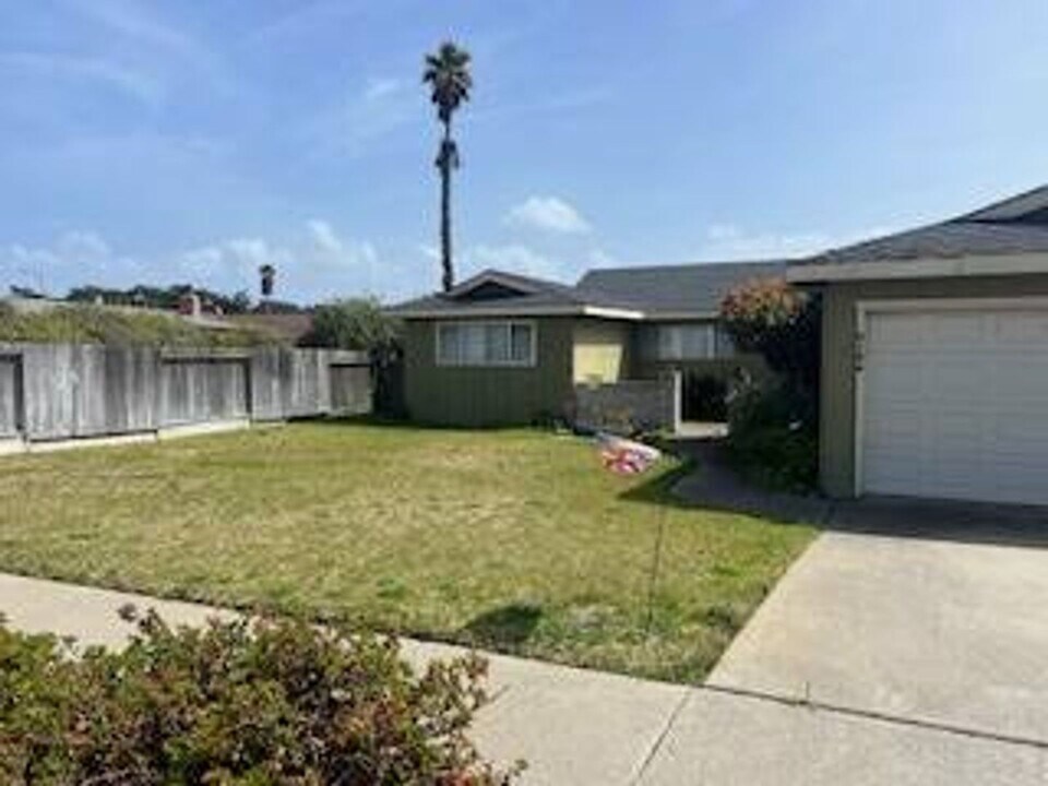 3184 Ninole Dr in Marina, CA - Building Photo
