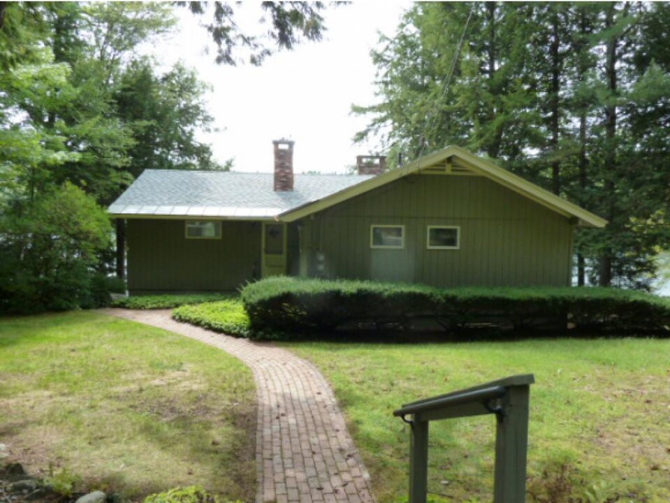 1058 Lake Ave in Sunapee, NH - Building Photo