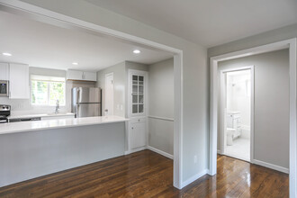 Emerson Arms Apartments in Melrose, MA - Foto de edificio - Interior Photo