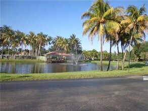 911 Lyons Rd in Coconut Creek, FL - Building Photo - Building Photo