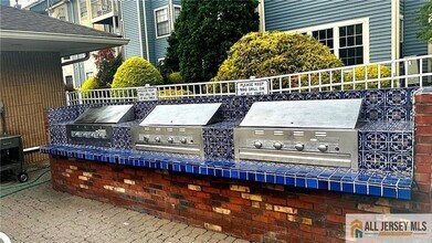 258 Crosspointe Dr in East Brunswick, NJ - Building Photo - Building Photo