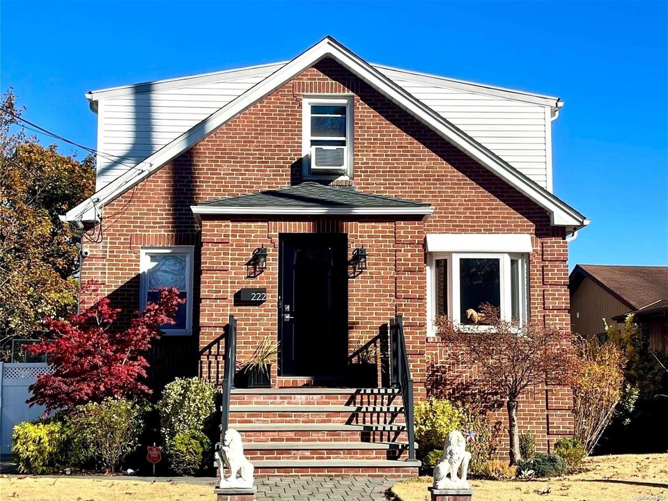 222 Centre Ave in Lindenhurst, NY - Building Photo