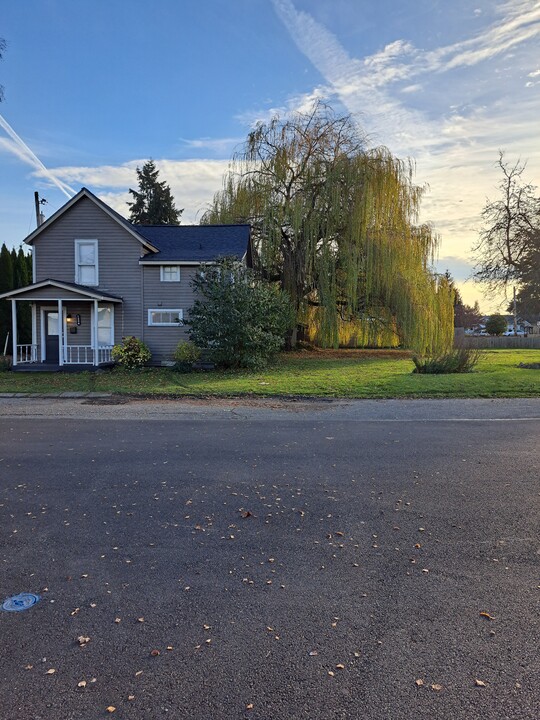 1204 Washington St in Sumner, WA - Foto de edificio