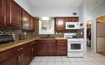 1335 Gifford Ct, Unit 8D in Hanover Park, IL - Building Photo - Building Photo