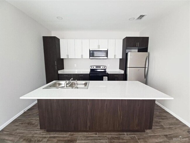 814 E Starr Rd, Unit D in Mercedes, TX - Building Photo - Building Photo