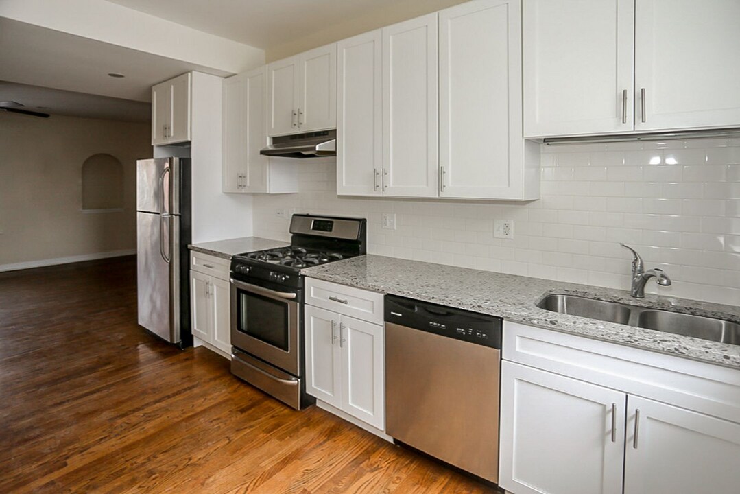 1819 W Leland Ave, Unit 1 in Chicago, IL - Foto de edificio
