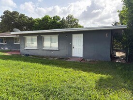 5853 McKinley St in Hollywood, FL - Building Photo