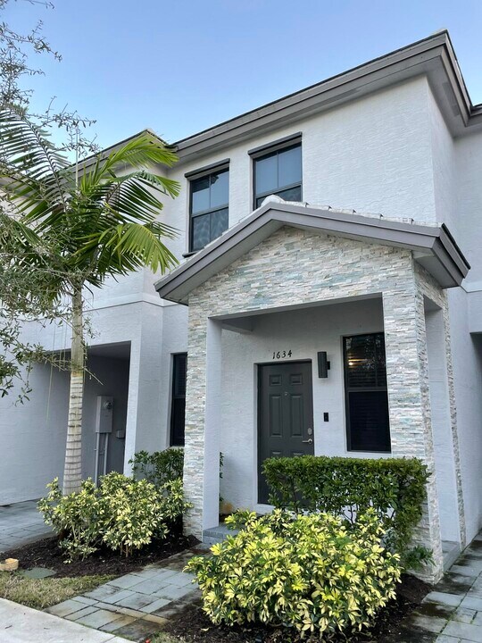 1634 SW 28th St in Fort Lauderdale, FL - Building Photo