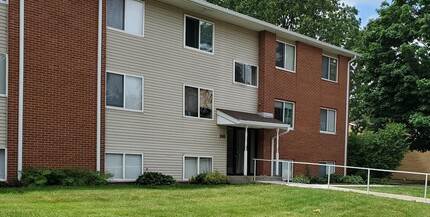 Pin Oak Manor Apartments in Mishawaka, IN - Foto de edificio - Building Photo