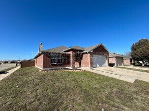 5752 Talons Crest Cir in Fort Worth, TX - Foto de edificio - Building Photo