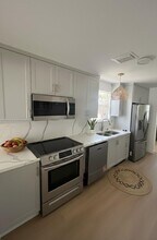 81 NW 44th St in Miami, FL - Foto de edificio - Building Photo