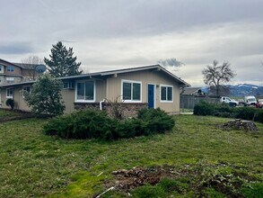 1001 Olympic Ave in Medford, OR - Building Photo - Building Photo