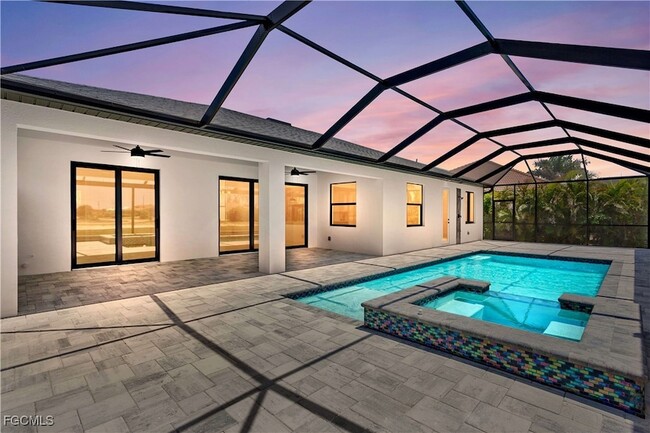 2702 Old Burnt Store Rd N in Cape Coral, FL - Foto de edificio - Building Photo