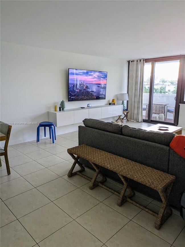 10101 E Bay Harbor Dr in Bay Harbor Islands, FL - Building Photo - Building Photo