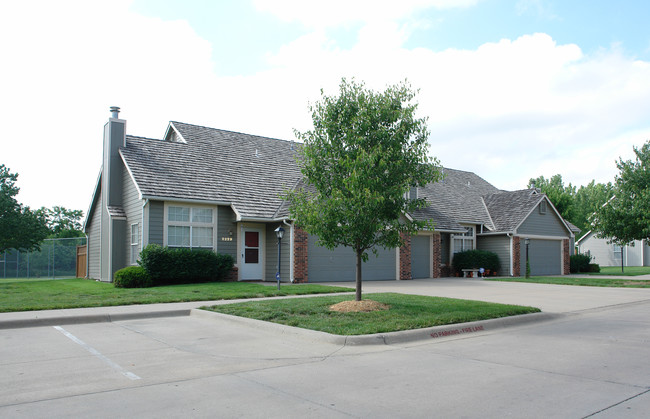 Parkway Gardens Apartments in Lawrence, KS - Foto de edificio - Building Photo