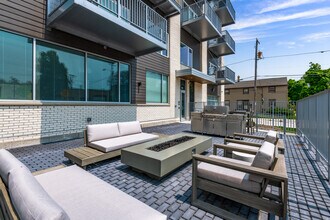 Element Apartments in Milwaukee, WI - Foto de edificio - Building Photo