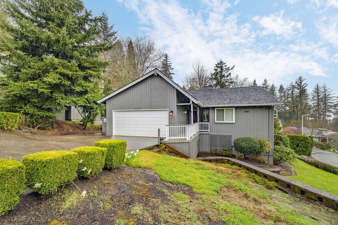 6521 SW Florence Ln in Portland, OR - Foto de edificio