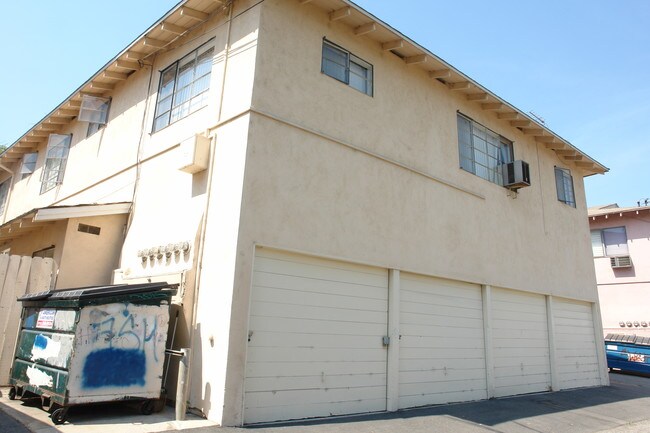 14209 Moorpark St in Sherman Oaks, CA - Building Photo - Building Photo