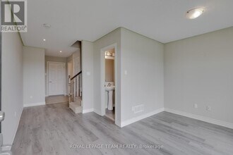 512 Silvertip Ln in Ottawa, ON - Building Photo - Building Photo