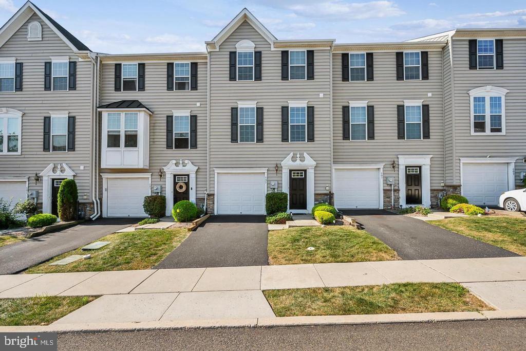605 Susan Cir in North Wales, PA - Building Photo