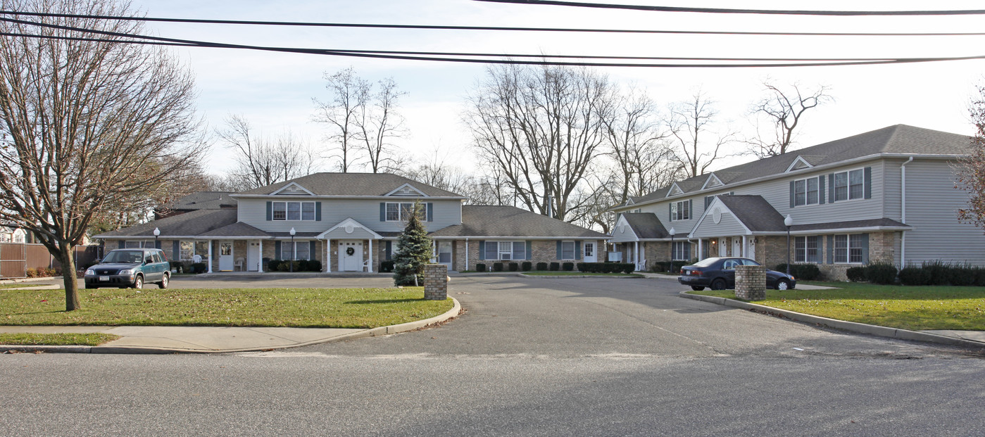 Shore Villas in Bay Shore, NY - Building Photo