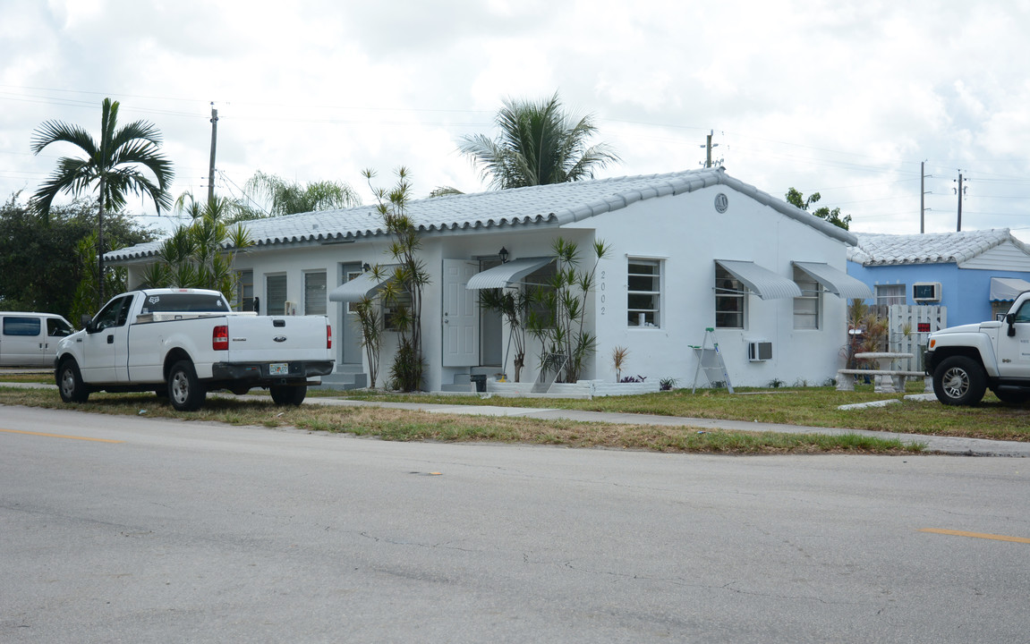 2002 Wilson St in Hollywood, FL - Building Photo