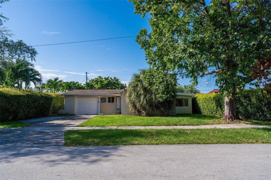 8475 SW 43rd St in Miami, FL - Building Photo