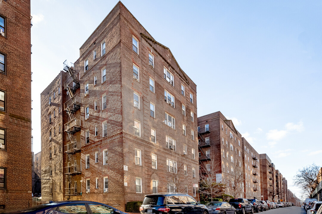 6574 Saunders St in Rego Park, NY - Building Photo