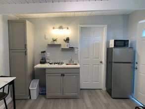 1002 Mt Vernon Dr in Modesto, CA - Foto de edificio - Building Photo