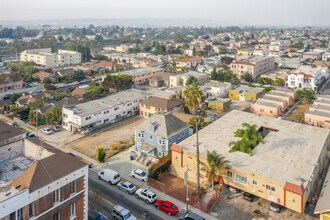 2011 Arlington Ave in Los Angeles, CA - Foto de edificio - Building Photo