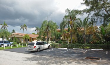 Jovi's Garden in Deerfield Beach, FL - Foto de edificio - Building Photo