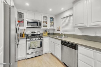 1340 E Hillcrest Dr in Thousand Oaks, CA - Building Photo - Building Photo