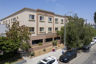 7061 Woodman Ave in Los Angeles, CA - Foto de edificio - Building Photo