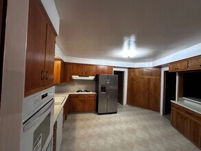 3843 Dalehurst Dr in Bakersfield, CA - Foto de edificio - Building Photo