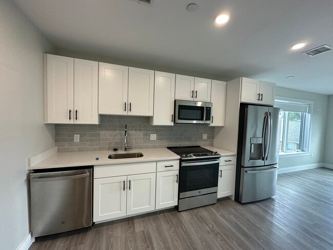 206 Old Colony Ave, Unit 301 in Boston, MA - Foto de edificio - Building Photo