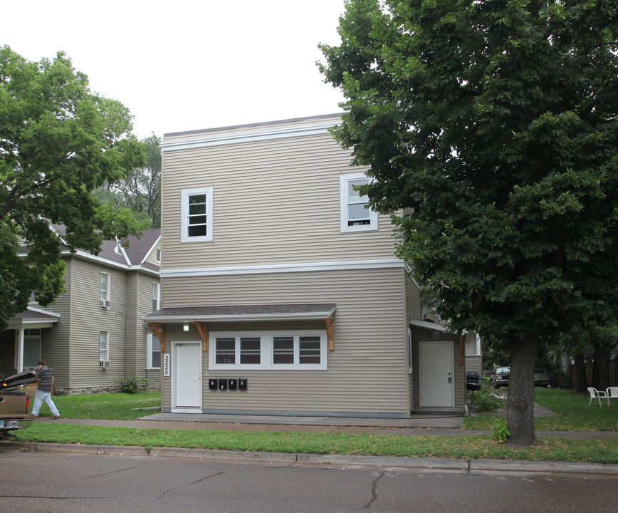 3225 Cedar Ave S in Minneapolis, MN - Building Photo