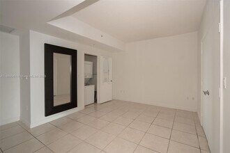 1900 N Bayshore Dr in Miami, FL - Building Photo - Building Photo