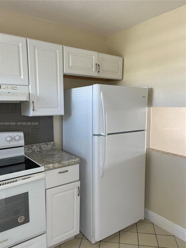 8285 Sunrise Lakes Blvd in Sunrise, FL - Building Photo - Building Photo