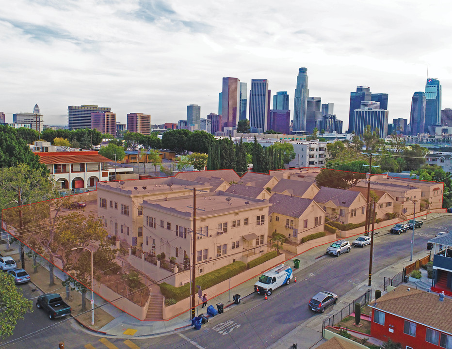 338-352 Douglas St in Los Angeles, CA - Building Photo