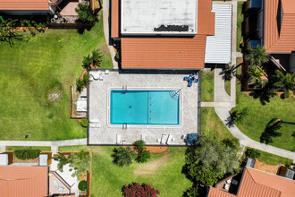 Banana Bay Condominiums in Cocoa Beach, FL - Foto de edificio - Building Photo
