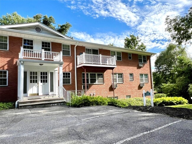 107 Nottingham Rd in Bedford Hills, NY - Building Photo - Building Photo