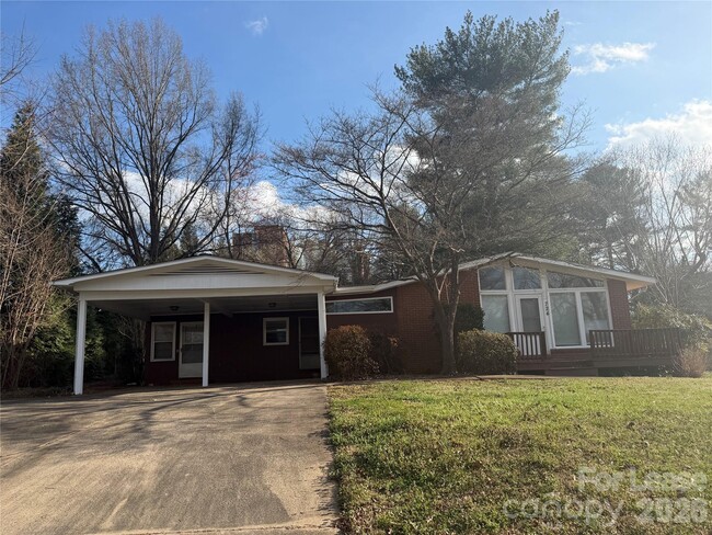 property at 724 Oakdale Dr